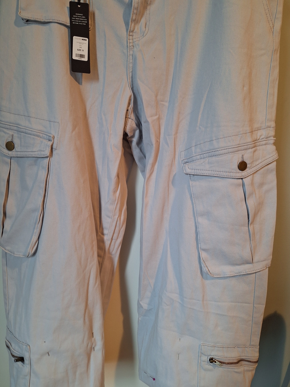 Wide Leg Cargo pants in Light Gray. XL. Brand Fashion Nova